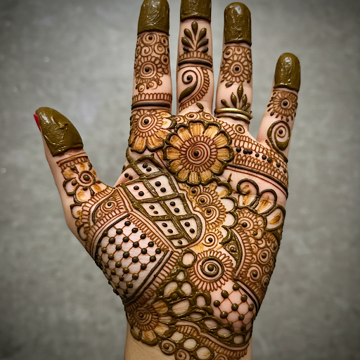 A henna design mirroring the beauty of nature