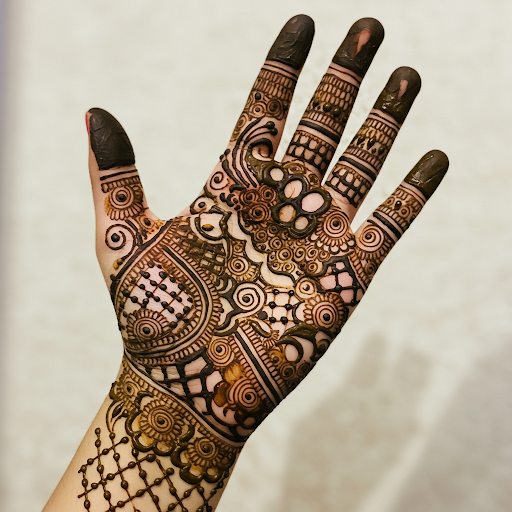 A design that adorns the hands with festive spirit