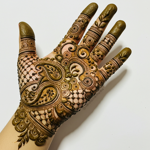 Beautiful mehndi design for your favourite look